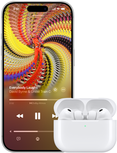 AirPody Pro 3 v MagSafe nabíjecím pouzdře, iPhone 17 Pro, v Apple Music se přehrává Everybody Laughs od Davida Byrna a Ghost Train Orchestry